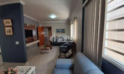 Casa com 4 quartos à venda no Jardim dos Gravatás, Uberlândia 
