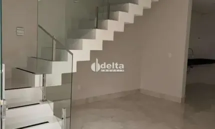 Casa residencial disponível para venda no bairro Grand Ville em Uberlândia - MG.