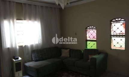 Casa residencial disponível para venda no bairro Mansour em Uberlândia-MG.