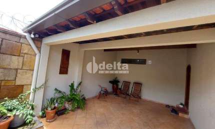 Casa residencial disponível para venda no bairro Mansour em Uberlândia-MG.
