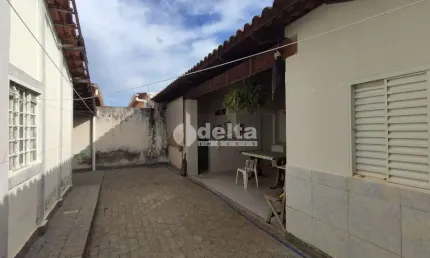 Casa residencial disponível para venda no bairro Jardim América II em Uberlândia-MG