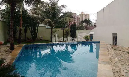Casa residencial disponível para venda no bairro Saraiva em Uberlândia-MG.