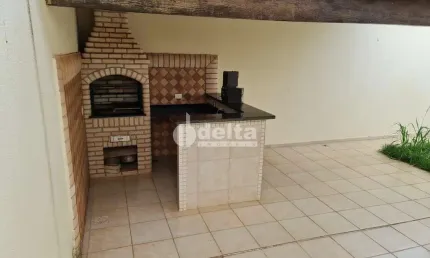 Casa residencial disponível para venda no bairro Alto Umuarama em Uberlândia-MG