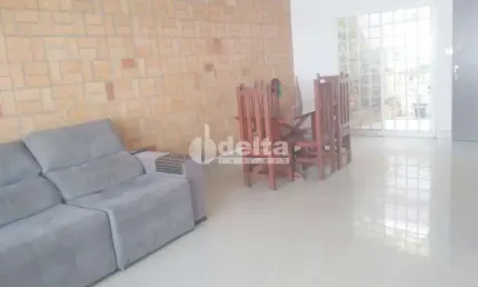 Casa com 3 quartos à venda na Cidade Jardim, Uberlândia 