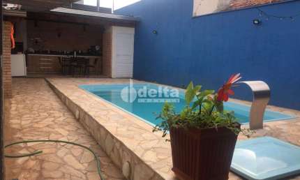 Casa residencial disponível para venda no bairro Lídice em Uberlândia-MG