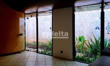 Casa Comercial disponível para Venda no bairro Centro em Uberlândia-MG