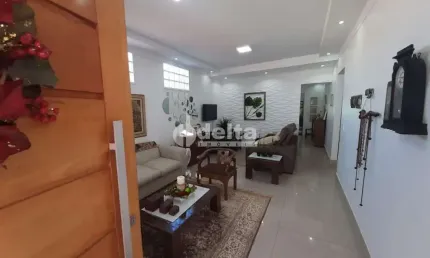 Casa residencial disponível para venda no bairro São Jorge em Uberlândia-MG