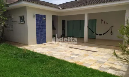 Casa residencial disponível para venda no bairro Santa Mônica em Uberlândia-MG