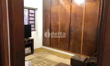 Casa residencial disponível para venda no bairro Martins em Uberlândia-MG