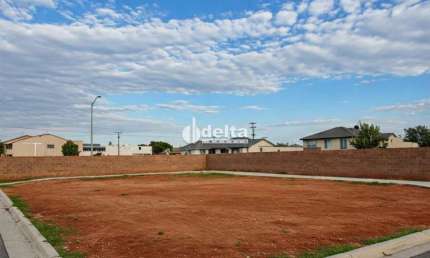 Terreno de esquina disponível para Venda 330,00 m² no bairro Saraiva em Uberlândia-MG