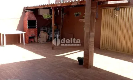 Casa residencial disponível para venda no bairro Jardim Canaã em Uberlândia-MG