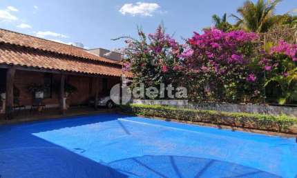 Casa residencial disponível para venda no bairro Tabajaras em Uberlândia-MG