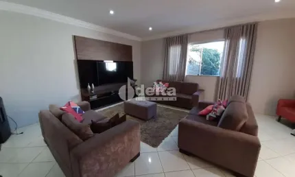 Casa residencial  disponível para venda no bairro Santa Mônica em Uberlândia-MG