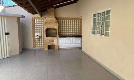 Casa residencial disponível para venda no bairro Alto Umuarama em Uberlândia-MG