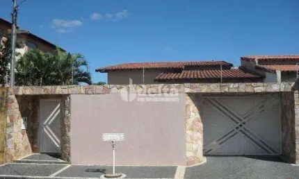 Casa residencial disponível para venda no bairro Custódio Pereira em Uberlândia-MG