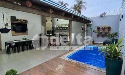 Casa residencial disponível para venda no bairro Chácaras Tubalina E Quartel em Uberlândia-MG.