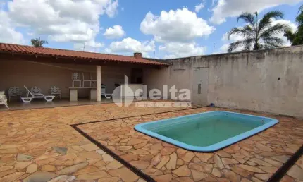 Casa residencial disponível para venda no bairro Carajás em Uberlândia-MG