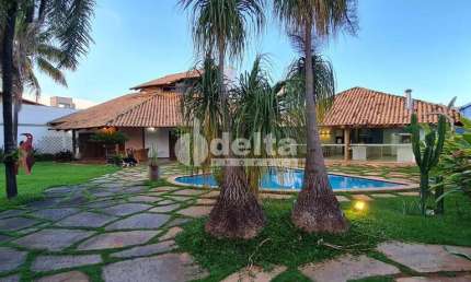 Casa residencial disponível para venda no bairro jardim karaíba em uberlândia-mg