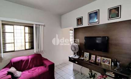 Casa residencial disponível para venda no bairro Chácaras Tubalina E Quartel em Uberlândia-MG.