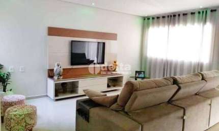 Casa residencial disponível para venda no bairro Laranjeiras em Uberlândia-MG