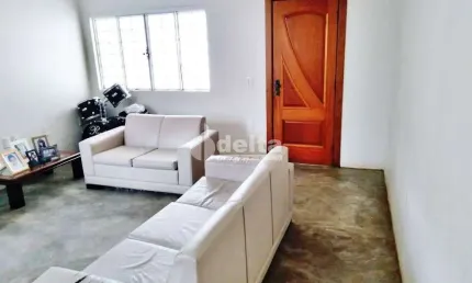 Casa residencial disponível para venda no bairro Tabajaras em Uberlândia-MG