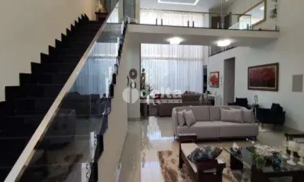 Casa residencial disponível para venda no bairro Santa Mônica em Uberlândia-MG