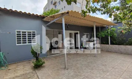 Casa residencial disponível para venda no bairro Brasil em Uberlândia-MG