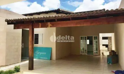 Casa residencial disponível para venda no bairro Jardim Holanda em Uberlândia-MG