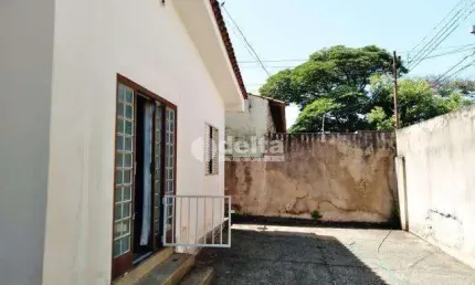 Casa disponível para locação no bairro Daniel Fonseca em Uberlândia-MG
