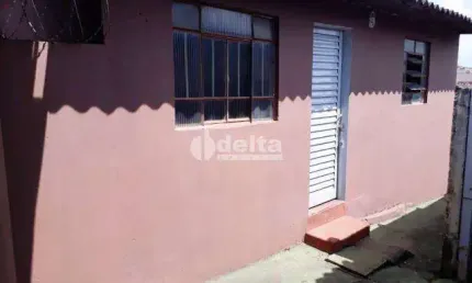 Casa residencial disponível para venda no bairro Presidente Roosevelt em Uberlândia-MG