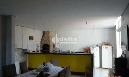 Casa disponível para venda e locação no bairro Jardim Europa em Uberlândia-MG