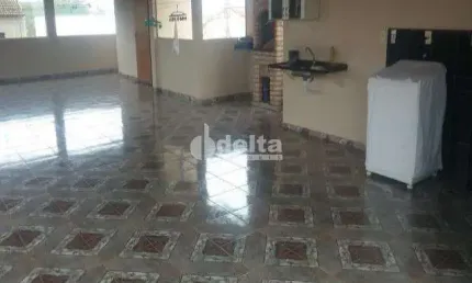 Casa residencial disponível para venda no bairro Cidade Jardim em Uberlândia-MG