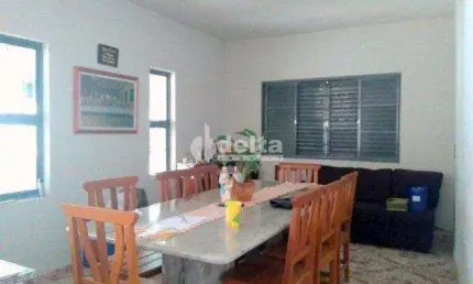Casa residencial  disponível para venda no bairro Santa Mônica em Uberlândia-MG