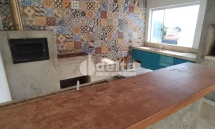 Casa residencial  disponível para venda no bairro Santa Mônica em Uberlândia-MG