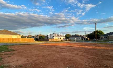 Terreno disponível para Venda 500 m² no bairro Marta Helena em Uberlândia-MG