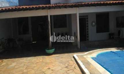 Casa residencial disponível para venda no bairro Cidade Jardim em Uberlândia-MG