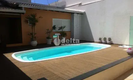 Casa residencial  disponível para venda no bairro Santa Mônica em Uberlândia-MG