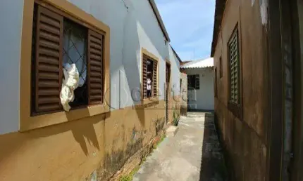 Casa residencial disponível para venda no bairro Presidente Roosevelt em Uberlândia-MG