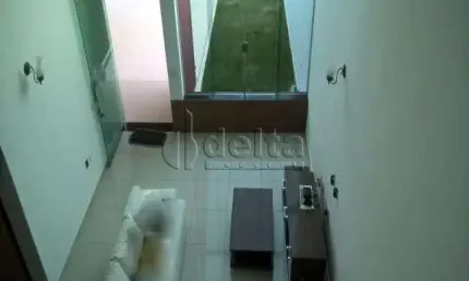 Casa residencial  disponível para venda no bairro Santa Mônica em Uberlândia-MG