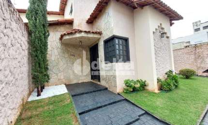 Casa comercial e residencial disponível para venda no bairro Brasil em Uberlândia-MG
