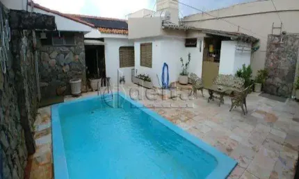 Casa residencial disponível para venda no bairro Brasil em Uberlândia-MG