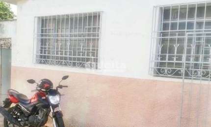 Casa residencial disponível para venda no bairro Nossa Senhora Aparecida em Uberlândia-MG