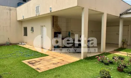 Casa Comercial disponível para Venda no bairro Chácaras Tubalina  em Uberlândia-MG