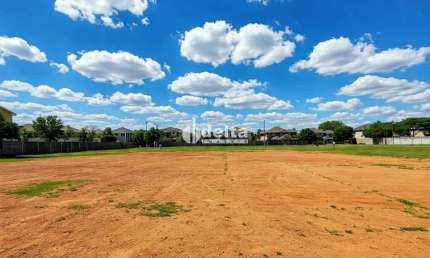 Área disponível para Venda 2160.00 m² no bairro Segismundo Pereira em Uberlândia-MG