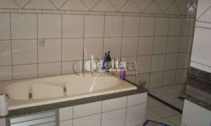 Casa residencial  disponível para venda no bairro Santa Mônica em Uberlândia-MG