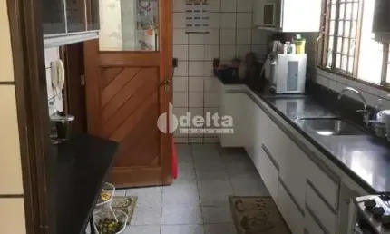 Casa residencial disponível para venda no bairro Jardim Brasília em Uberlândia-MG
