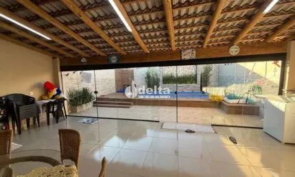 Casa residencial  disponível para venda no bairro Shopping Park em Uberlândia-MG