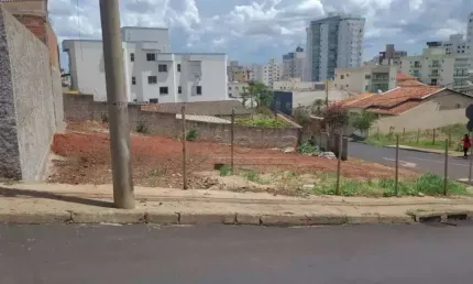 Terreno de esquina disponível para venda 337 m² no bairro tabajaras em uberlândia-mg