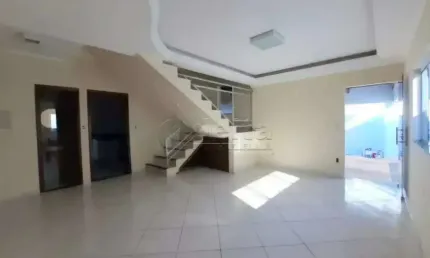 Casa estilo sobrado residencial disponível para locação e venda no bairro Alto Umuarama em Uberlândia-MG