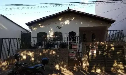 Casa residencial disponível para venda no bairro Saraiva em Uberlândia-MG